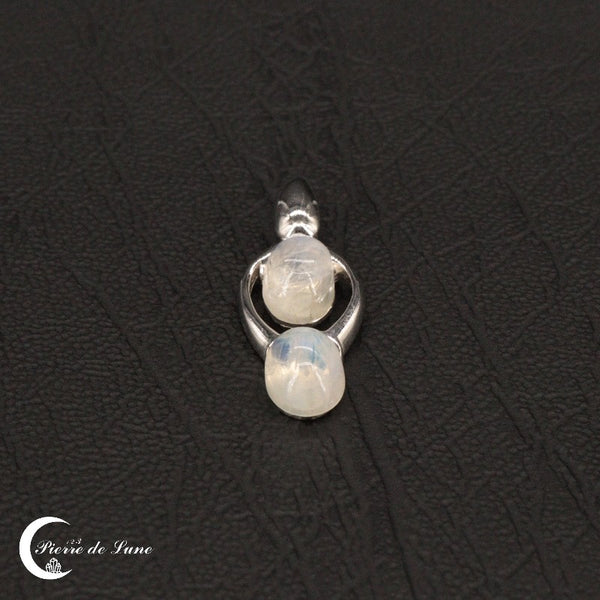 Design délicat du Pendentif Pierre de Lune (Douceur) avec ses deux gemmes ovales en tandem.