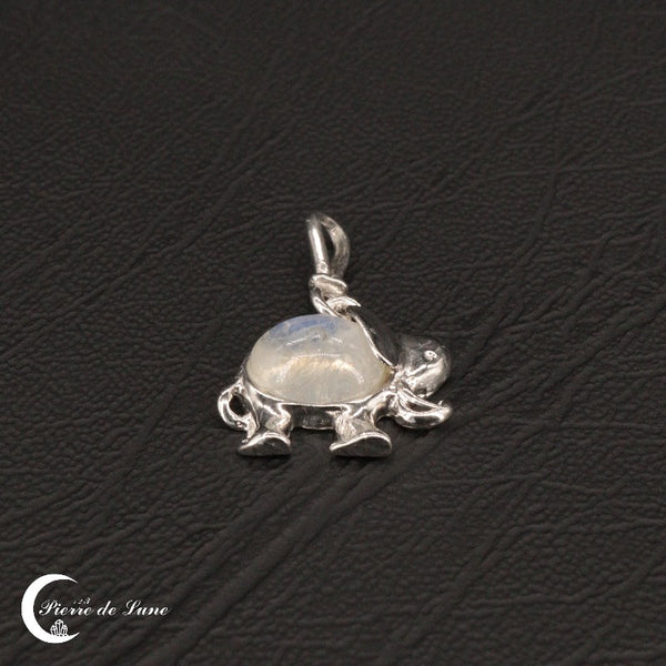 Vue détaillée du Pendentif Pierre de Lune (Eléphanto) et de sa monture en argent rhodié soignée.