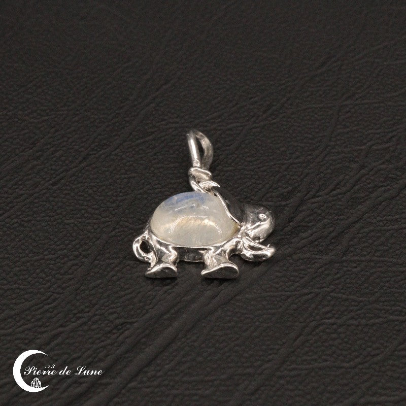 Vue détaillée du Pendentif Pierre de Lune (Eléphanto) et de sa monture en argent rhodié soignée.