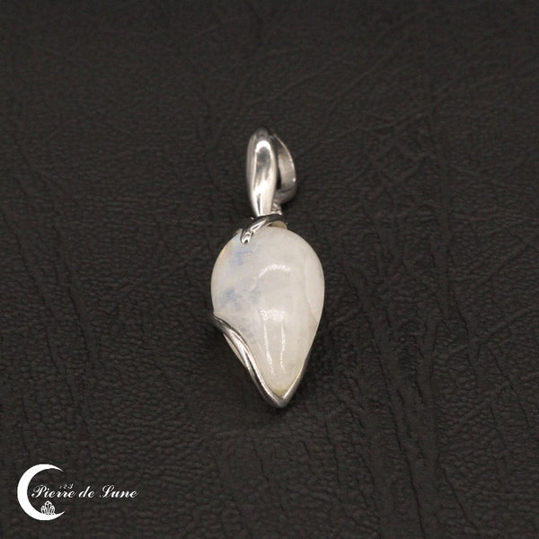 Vue détaillée du Pendentif Pierre de Lune (Flamme) et sa monture élégante épousant la forme de la pierre.