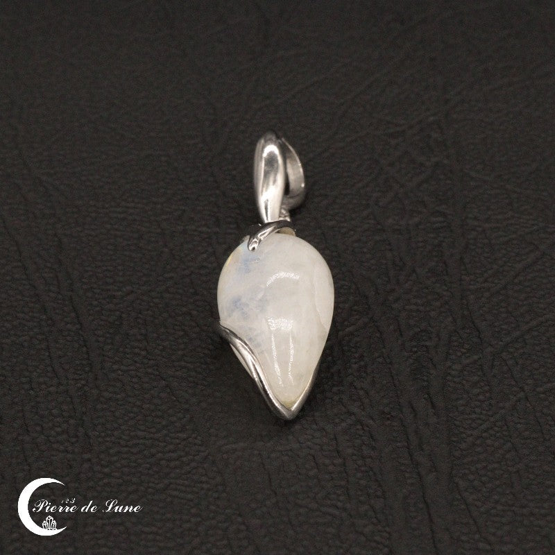 Vue détaillée du Pendentif Pierre de Lune (Flamme) et sa monture élégante épousant la forme de la pierre.