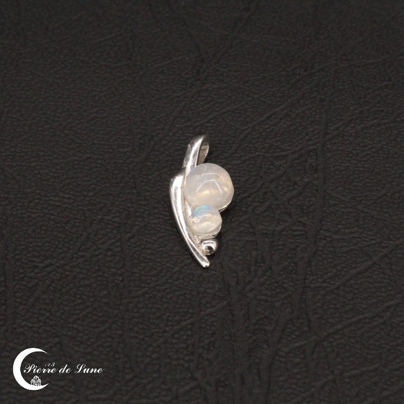 Design unique du Pendentif Pierre de Lune (Flo) avec ses deux gemmes en tandem gracieux.