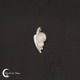 Design unique du Pendentif Pierre de Lune (Flo) avec ses deux gemmes en tandem gracieux.