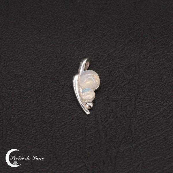 Design unique du Pendentif Pierre de Lune (Flo) avec ses deux gemmes en tandem gracieux.