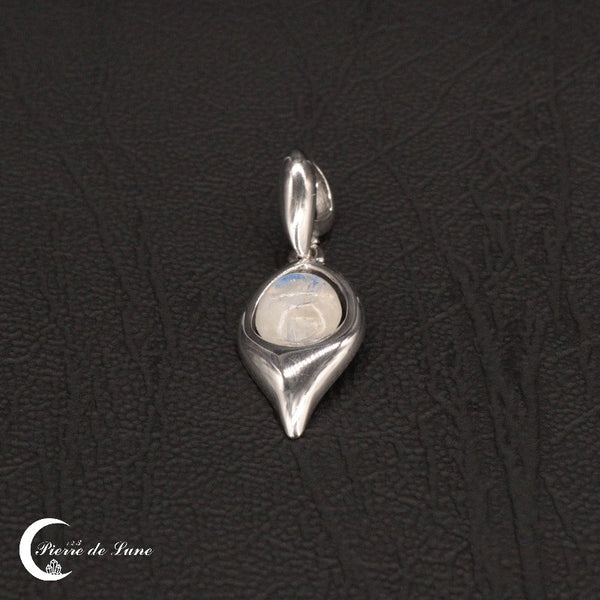 Gros plan sur le Pendentif Pierre de Lune (Galène), illustrant la finesse de sa pierre de 7 mm et de l'argent.