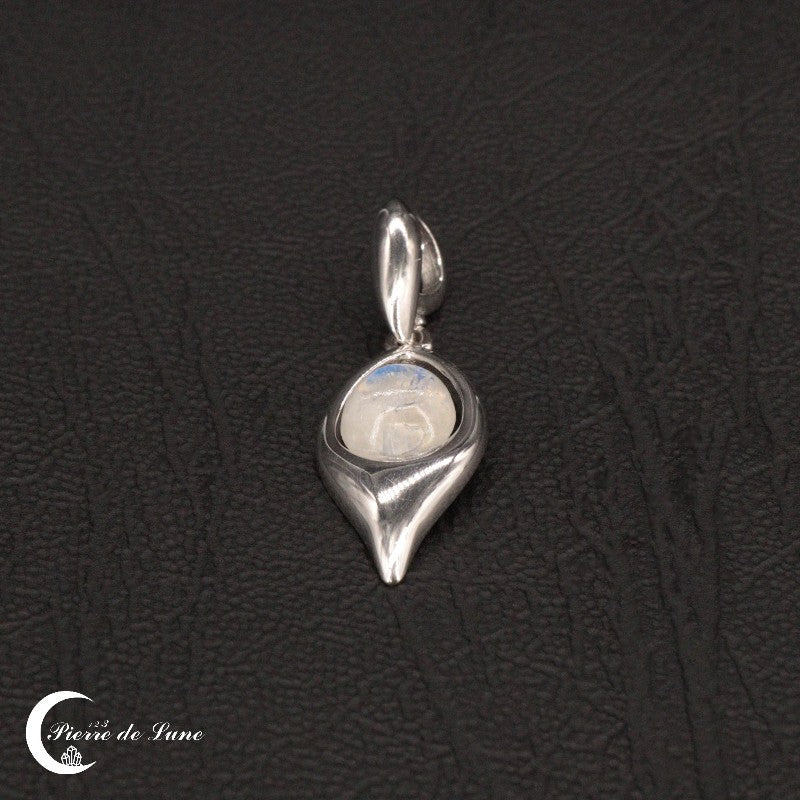 Gros plan sur le Pendentif Pierre de Lune (Galène), illustrant la finesse de sa pierre de 7 mm et de l'argent.