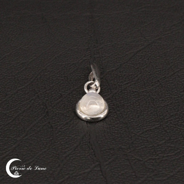 Pendentif Pierre de Lune (Ino) serti sur argent sterling, design intemporel pour femme.