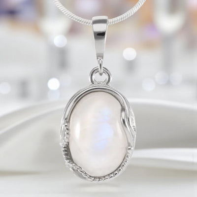 Pendentif cabochon ovale pierre de lune, finition dorée, bijou lumineux
