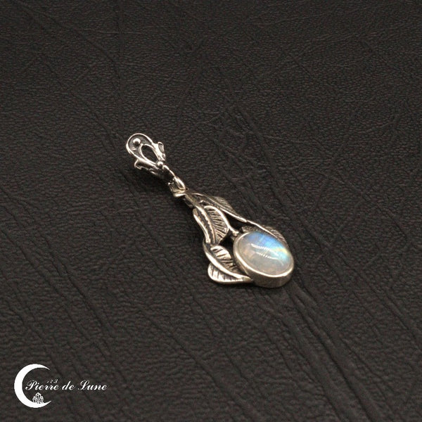 Gros plan sur la Pierre de Lune naturelle du pendentif (Ephyra)