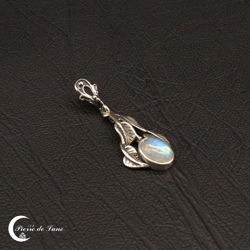 Gros plan sur la Pierre de Lune naturelle du pendentif (Ephyra)