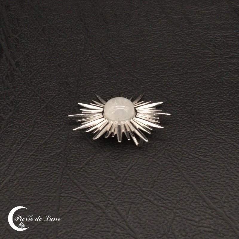 Reflets opalescents de la pierre du pendentif Pierre de Lune pour femme (Solarius)