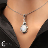 Pendentif femme (Latude) en argent sterling porté sur un col V