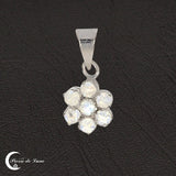 Qualité artisanale du Pendentif Pierre de Lune (Marguerite), bijou en pierre naturelle.