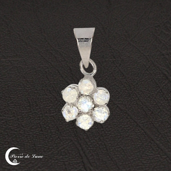 Qualité artisanale du Pendentif Pierre de Lune (Marguerite), bijou en pierre naturelle.