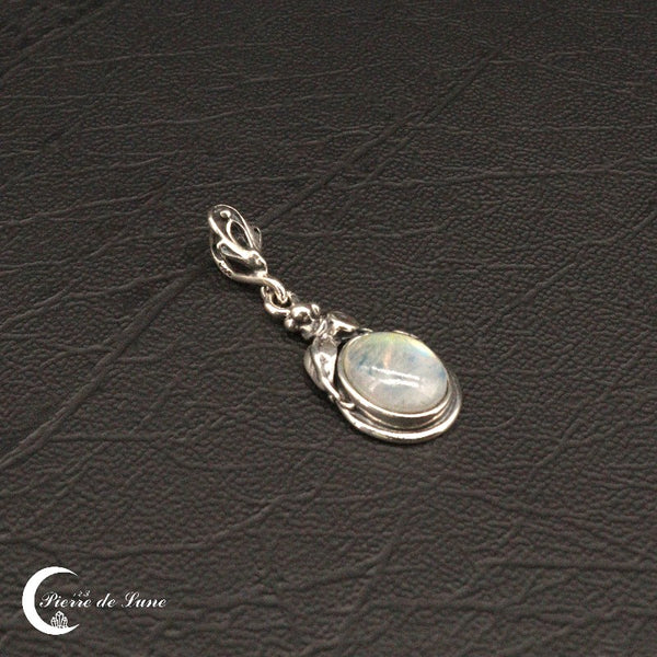 Gros plan sur la Pierre de Lune naturelle du pendentif (Phoebe), montrant son éclat doux