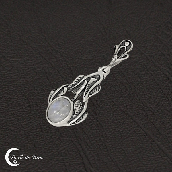 Reflets bleutés de la pierre du Pendentif Pierre de Lune (Ephyra)