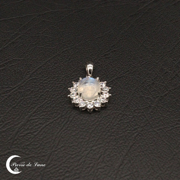 Vue de face du pendentif Pierre de Lune (Jasmine) en argent 925, sur fond noir