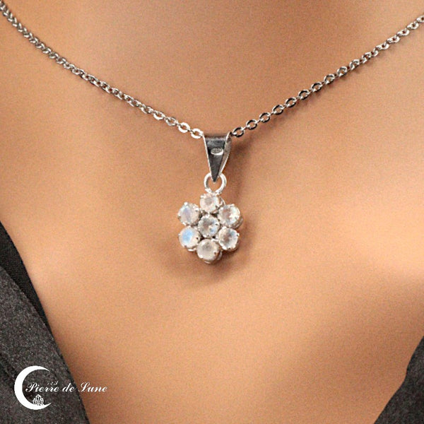 Zoom sur la monture en argent 925 du pendentif Pierre de Lune (Marguerite) et ses pierres à facettes