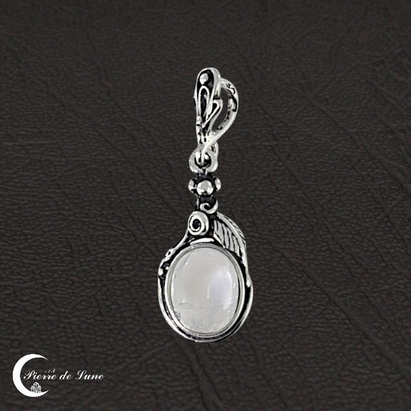 Pendentif argent massif (Phoebe) avec pierre de lune ovale de 8x10mm, hypoallergénique.