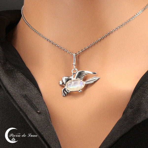 Vue rapprochée du pendentif Pierre de Lune (Aves) porté, montrant la pierre ovale polie