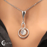 Vue portée sur la Pierre de Lune ronde du pendentif (Léto), mettant en évidence son adularescence