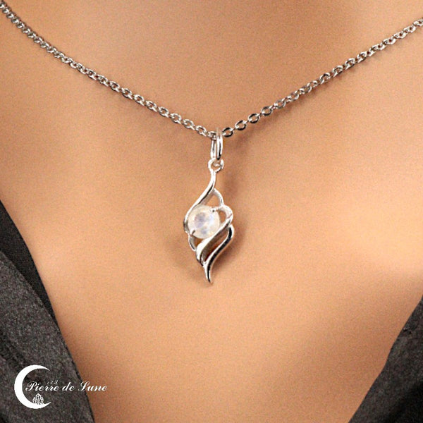 Pendentif en argent rhodié et pierre de lune facettée (Cyclops), vue rapprochée