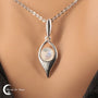 Pendentif Pierre de Lune (Galène) avec pierre ronde de 7mm et monture en argent 925 rhodié.