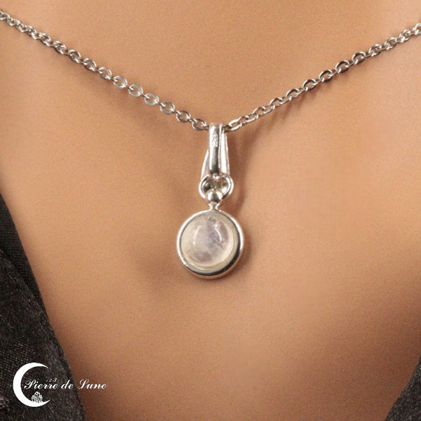 Pendentif Pierre de Lune (Ino) avec pierre ronde lumineuse sur monture en argent 925 rhodié.