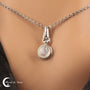 Pendentif Pierre de Lune (Ino) avec pierre ronde lumineuse sur monture en argent 925 rhodié.