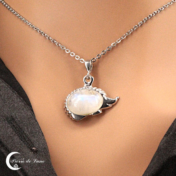 Vue rapprochée sur l'éclat de la Pierre de Lune du pendentif (Niglo) avec monture rhodiée