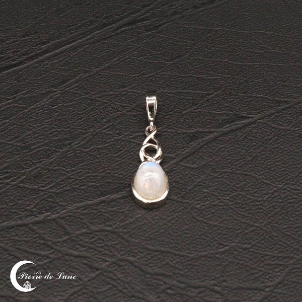 Vue détaillée du pendentif Pierre de Lune (Hypatie) montrant la qualité du cabochon