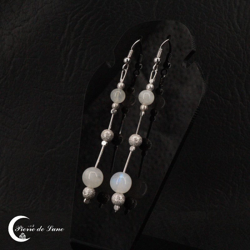 Vue d'ensemble des Boucles d'oreilles Pierre de Lune (Perle) au design original à double perle.