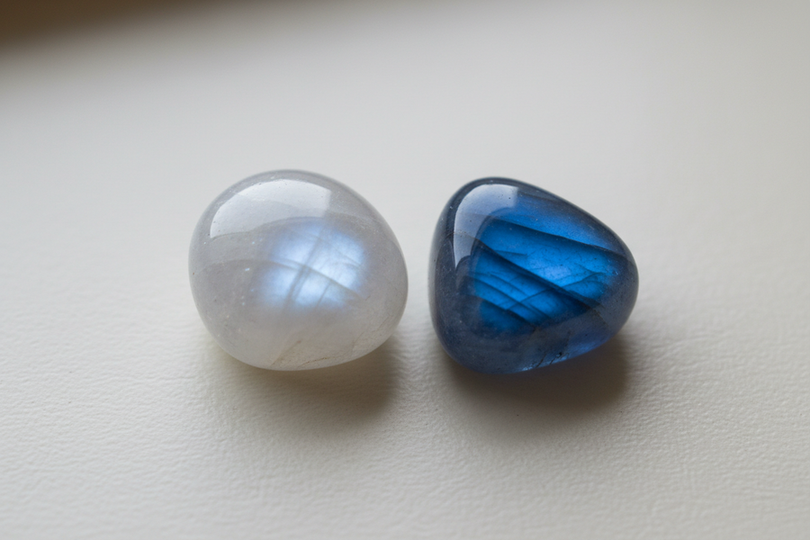 Comparaison pierre de lune blanche et pierre de lune bleue naturelle – différence de qualité et d'adularescence