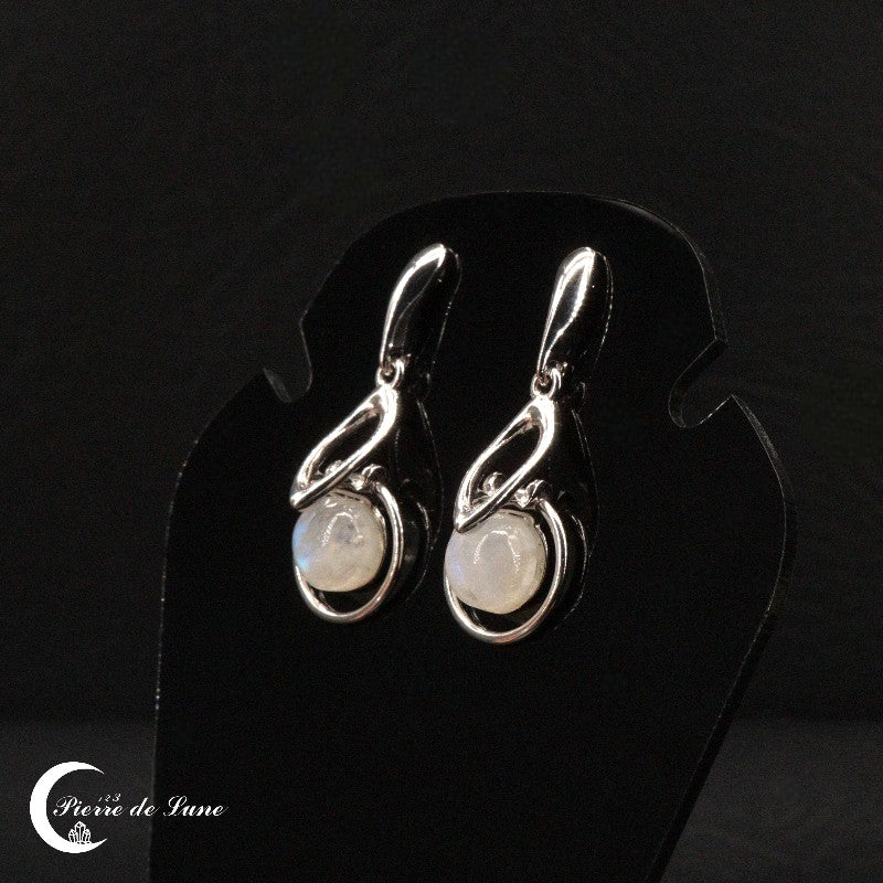 Boucles d'oreilles (Althéas) en pierre de lune naturelle sur fond noir