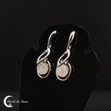 Boucles d'oreilles (Althéas) en pierre de lune naturelle sur fond noir