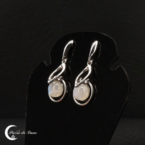Boucles d'oreilles (Althéas) en pierre de lune naturelle sur fond noir