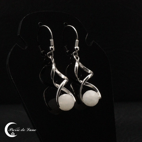 Paire de Boucles d'oreilles Pierre de Lune (Hélios) mettant en valeur leur éclat