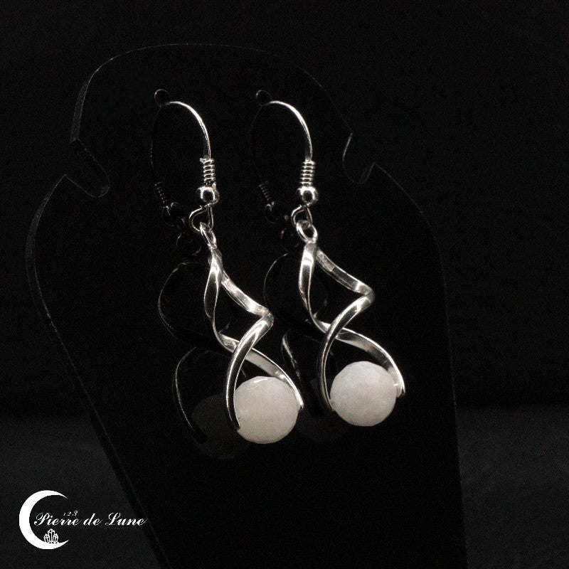 Paire de Boucles d'oreilles Pierre de Lune (Hélios) mettant en valeur leur éclat