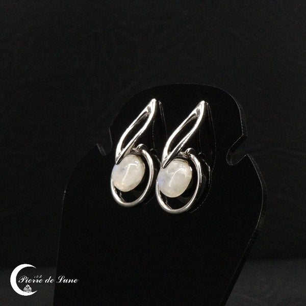 Présentation des Boucles d'oreilles (Iole) avec pierre de lune ronde et polie