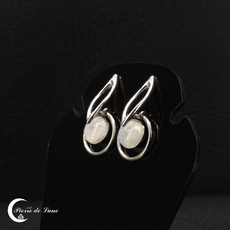 Présentation des Boucles d'oreilles (Iole) avec pierre de lune ronde et polie