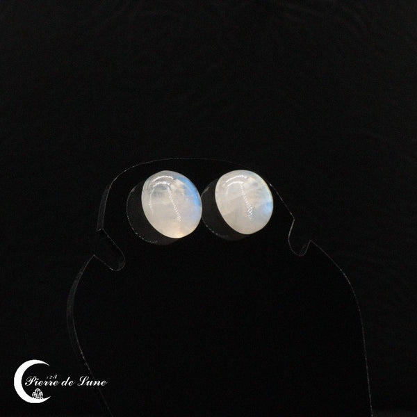 Paire de Boucles d'oreilles Pierre de Lune (Lunaria) sur fond noir