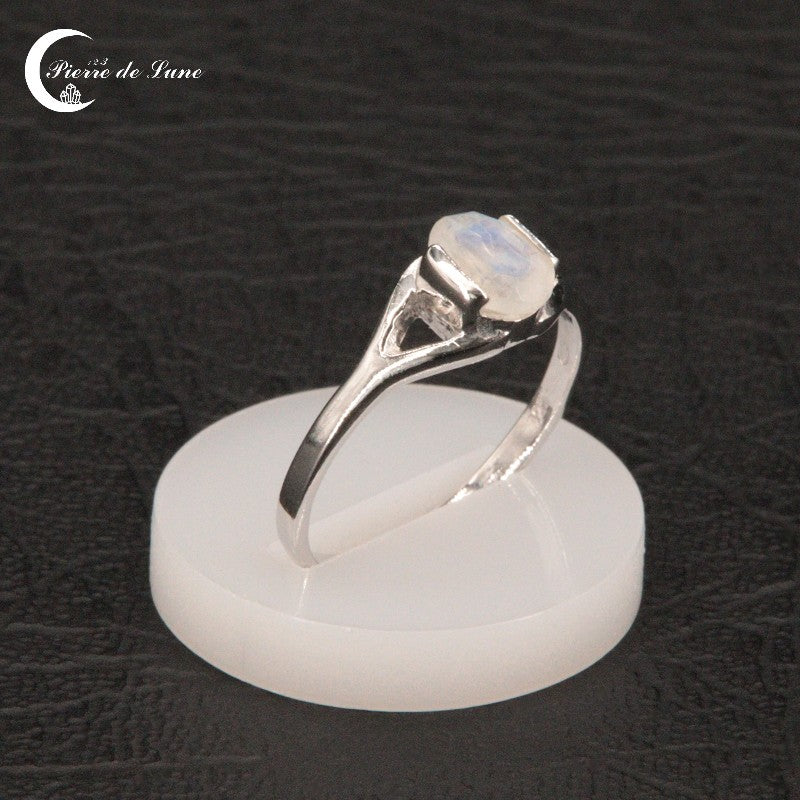 Reflets bleutés de la pierre naturelle sur la Bague (Andromède) en argent.