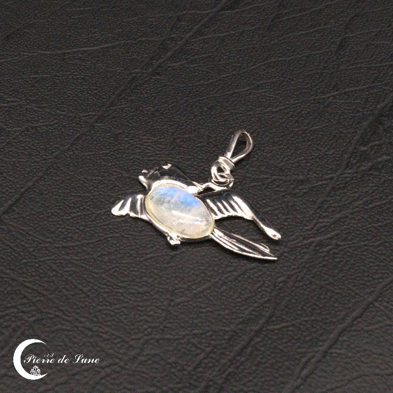 Détail de l'adularescence sur la Pierre de Lune ovale du pendentif (Aves)