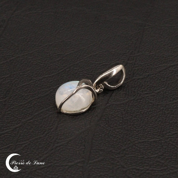 Pendentif (Charme) avec pierre de lune de 10mm, un design captivant et élégant en argent sterling.