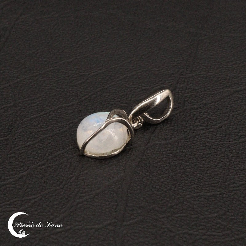 Pendentif (Charme) avec pierre de lune de 10mm, un design captivant et élégant en argent sterling.