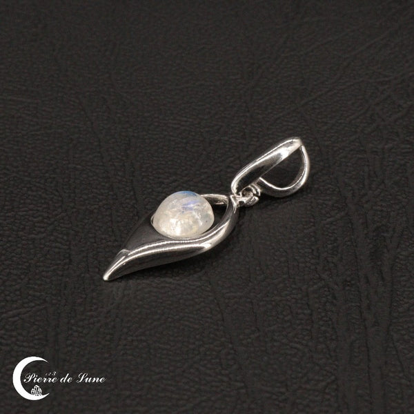 Le Pendentif (Galène) et sa pierre de lune de 7mm, un design pur et raffiné en argent sterling.