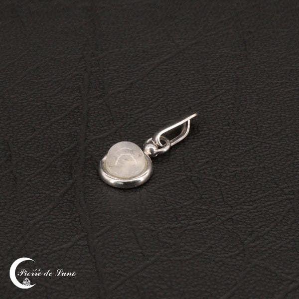 Le Pendentif Pierre de Lune (Ino) et son reflet opalescent caractéristique, pièce unique.