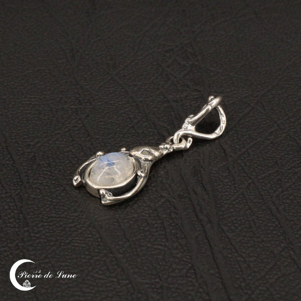 Le Pendentif (Médéa) et sa pierre de lune ovale, un design élégant et intemporel pour femme.