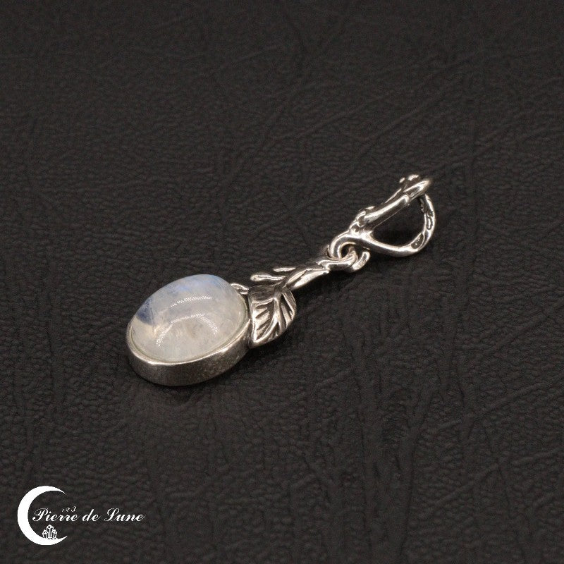 Le Pendentif (Clymène) et sa pierre de lune ovale distinctive, création raffinée en argent sterling.