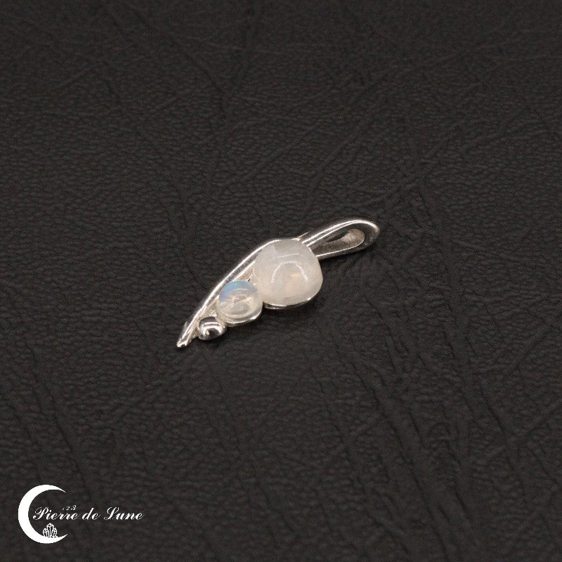 Le Pendentif (Flo) et l'harmonie de ses deux pierres de lune, pièce délicate et originale.